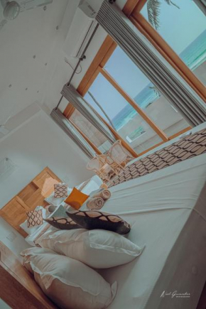 MANTA RAY MANOR HAVEN -Nestled on Sri Lanka's Southern Coast, offers Luxurious rooms with Ocean, Garden, & Pool Views, a Private Beach, Ocean-View Pool with a Jacuzzi, & Event Hosting & more, your Per